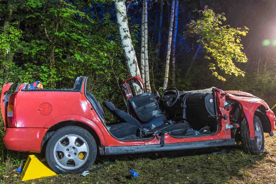 Der schwer verletzte Mann musste von der Feuerwehr aus seinem Auto befreit werden.