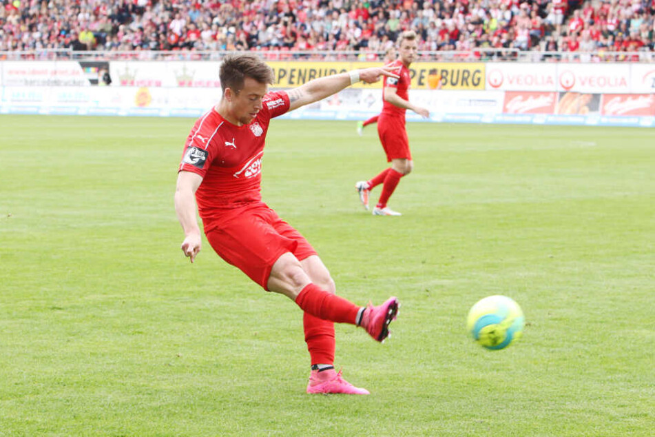 Mittlerweile ein gewohntes Bild: Patrick Göbel flankt präzise...