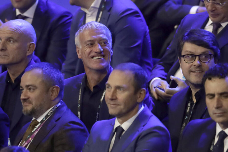 Didier Deschamps (M.), Nationaltrainer von Frankreich, freut sich über die Auslosung.