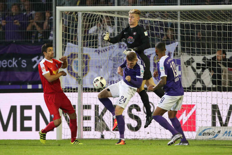 Steve Breitkreuz (2.v.r.) und Cebio Soukou (r.) hatten gemeinsam mit Torwart Robert Jendrusch jede Menge zu tun. Hier im Kampf mit Ex-Dynamo Anthony Losilla (l.).