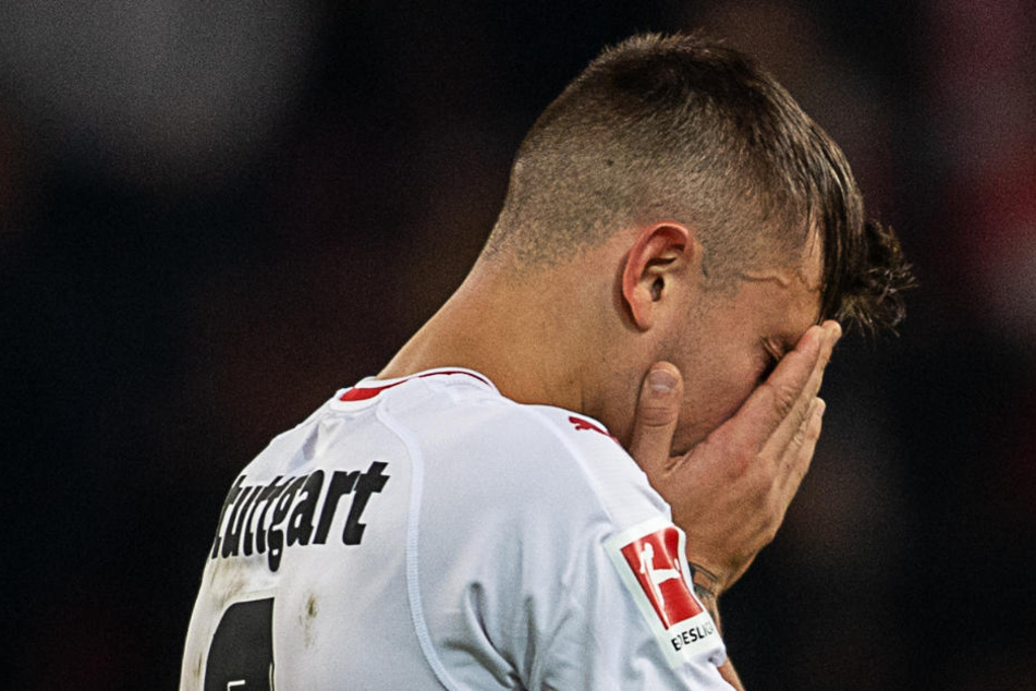 Pablo Maffeo hält sich nach dem Spiel die Hände vors Gesicht.