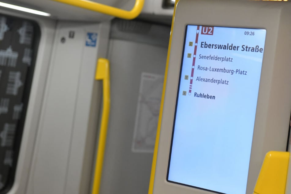Eine U-Bahn steht im Bahnhof Senefelder Platz.