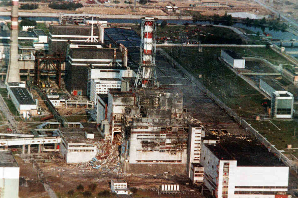 Blick auf den zerstörten Reaktor des Atomkraftwerkes vier Tage nach der Explosion.