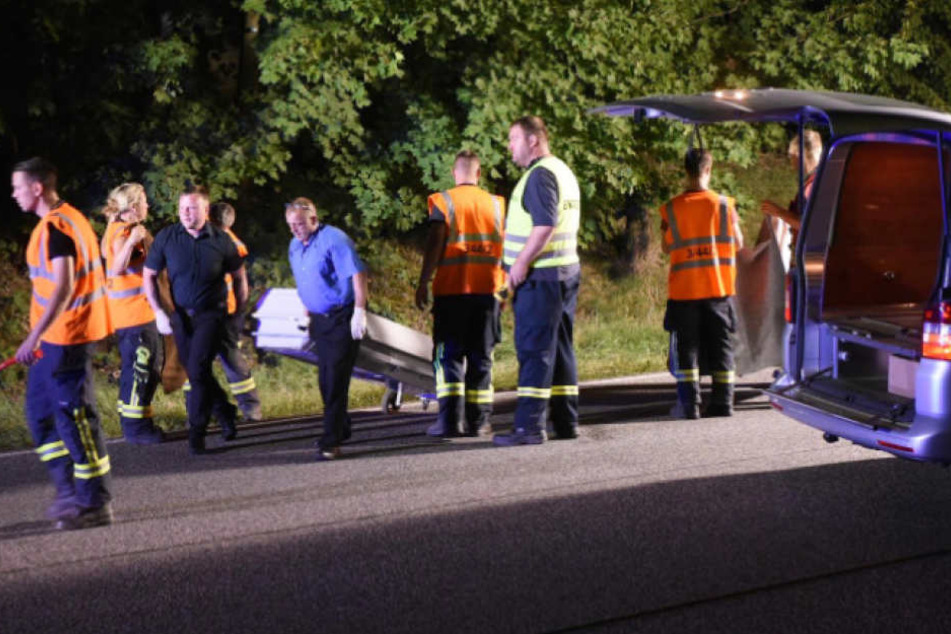 Bestatter transportieren die Leiche des jungen Mannes ab.