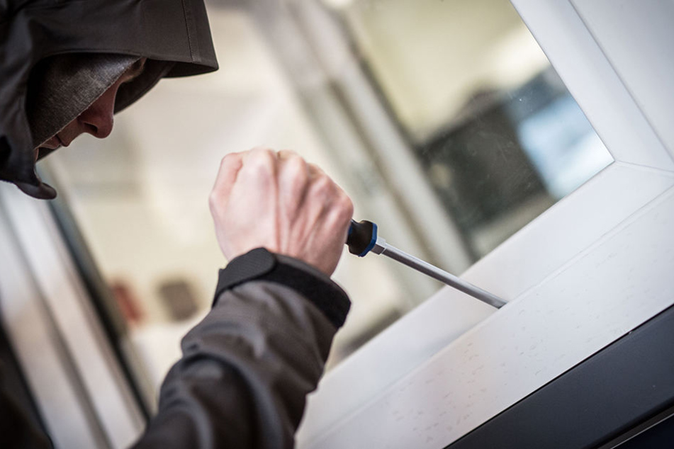 Der Einbrecher war durch ein Fenster in das Büro der Steuerberatung eingedrungen. (Symbolbild)