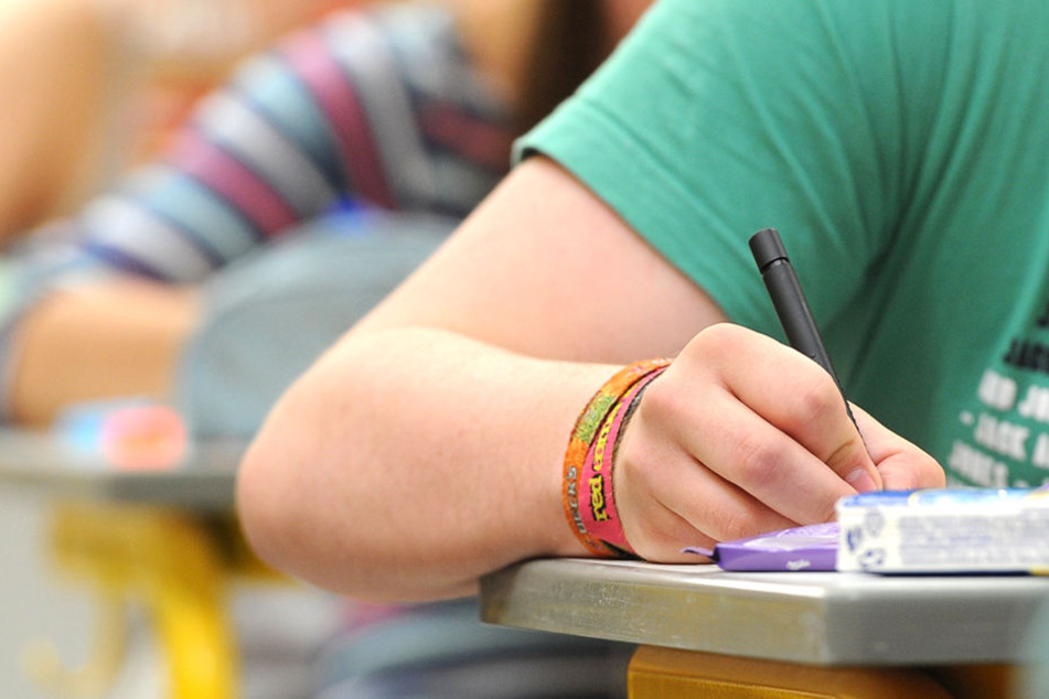 Schüler beantworten schriftlich einen Test. Nur selten bekommen sie dabei pikante Fragestellungen vorgelegt.