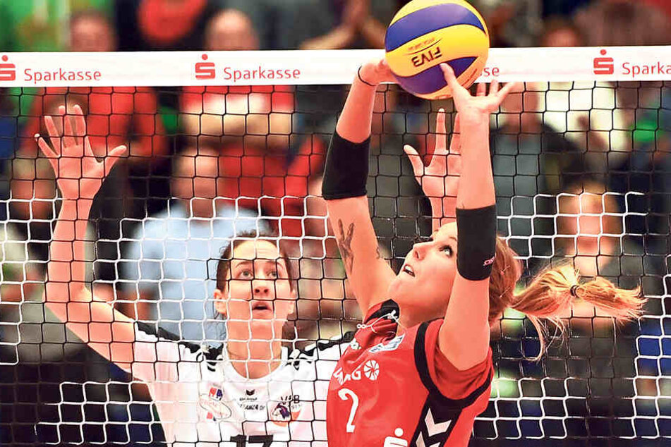 Mareen Apitz voll konzentriert auf
den Ball und das Zuspiel. Die 29-Jährige wurde in dieser Saison schon fünf Mal
zur „Wertvollsten Spielerin“ gekürt.