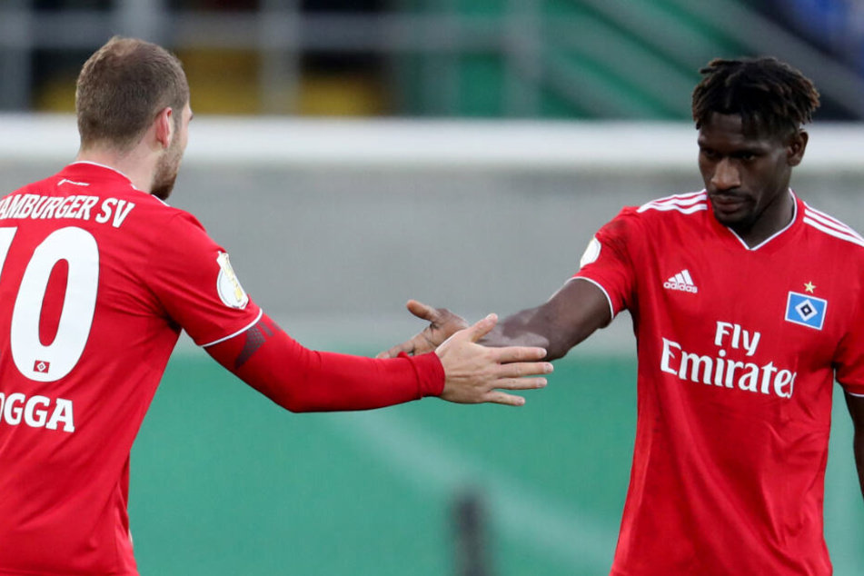 Pierre-Michel Lasogga bejubelt mit Bakery Jatta (rechts) ein Tor. (Archivbild)