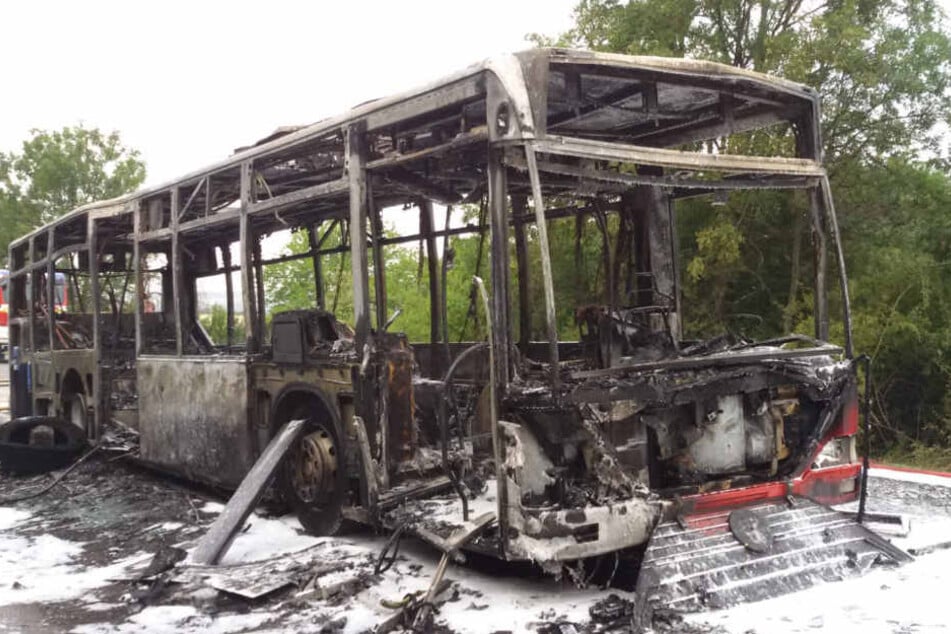 Ersten Erkenntnissen zufolge hatte der Bus Dieselkraftstoff aus dem Motorenraum verloren.