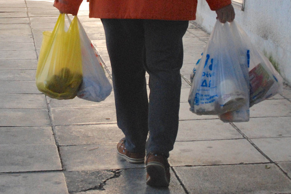 Wissenschaftler behaupten, es macht überhaupt keinen Sinn, wenn Plastiktüten durch Einwegpapiertüten ersetzt werden.