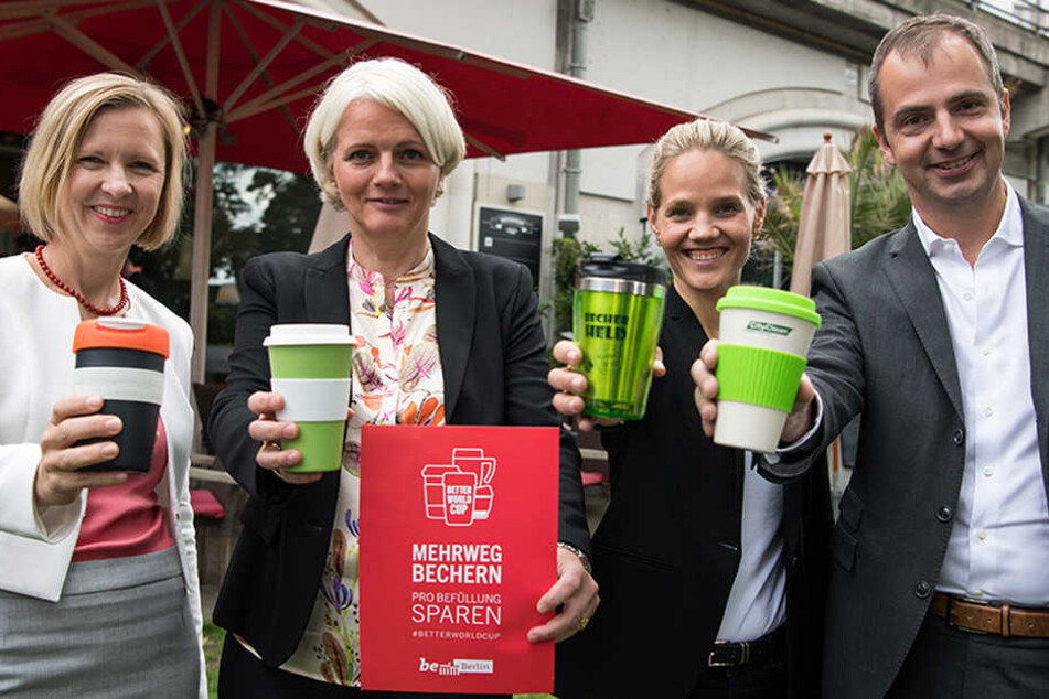 "Bitte lächeln" für die neuen Mehrwegbecher (l-r): Tanja Wielgoß, Vorsitzende der BSR, Regine Günther, Berliner Umweltsenatorin, Barbara Metz, Geschäftsführerin der Deutschen Umwelthilfe (DUH) und Tobias Weber, Vizepräsident der Industrie- und Handelskamm