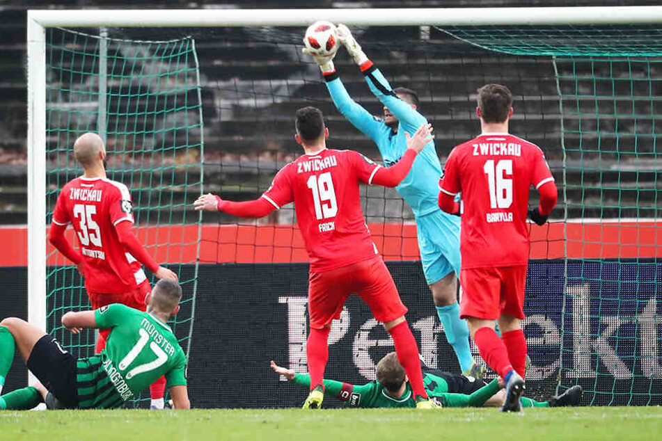 Auch die Lufthoheit hatte Johannes Brinkies. Hier krallt sich der Zwickauer Keeper eine Hereingabe der Münsteraner.