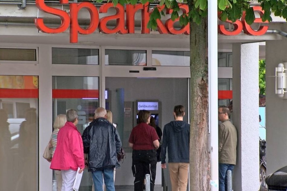 Vor der Sparkasse Büttelborn wurden zwei Geldboten überfallen.