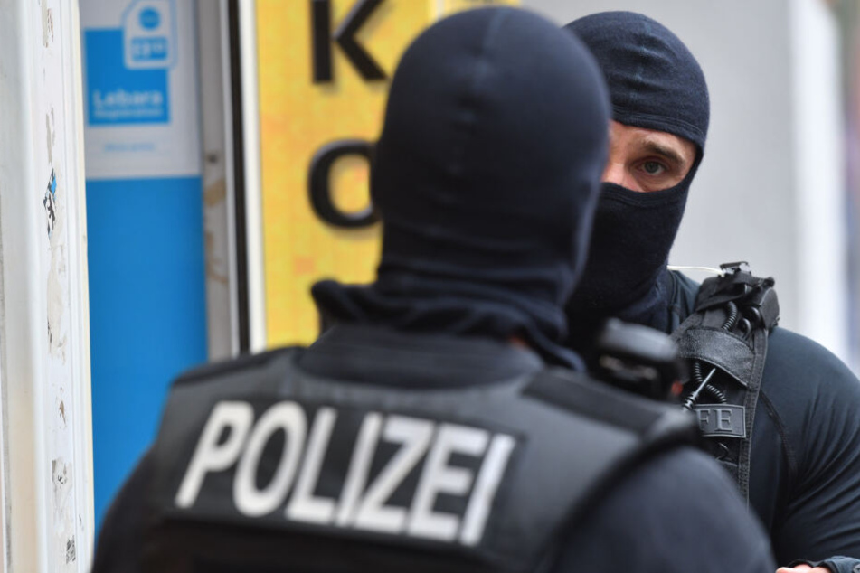 Zoll und Polizei durchsuchten das Lokal bereits am Mittwoch. (Symbolbild)