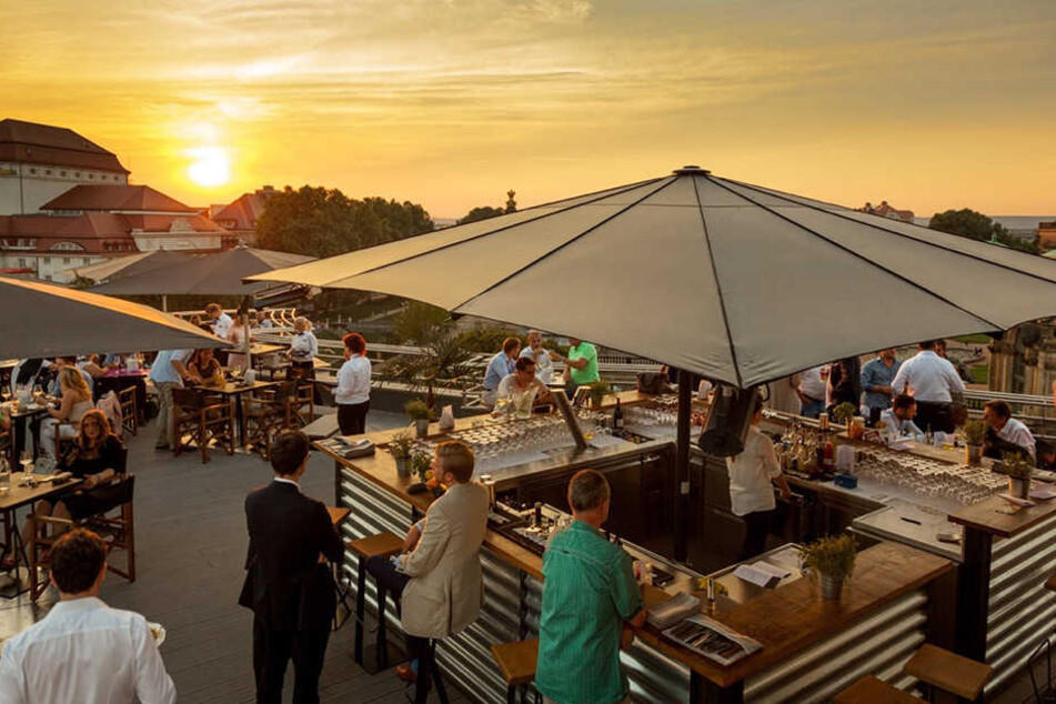 Im 6. Stock des Lebendigen Hauses, mit Blick zum Schauspielhaus, feiert die
Bar „Felix“ morgen Abend After-Work-Party.