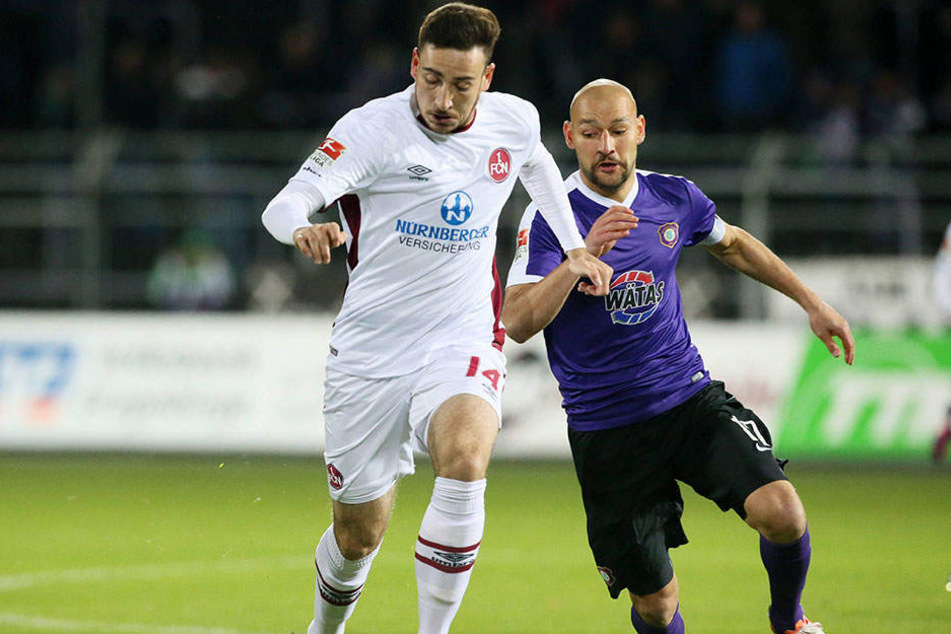 Philipp Riese (r.) im Duell gegen Nürnbergs Kevin Möhwald. Riese ist der
Auer Lenker auf dem Feld, versucht
alles spielerisch zu lösen.