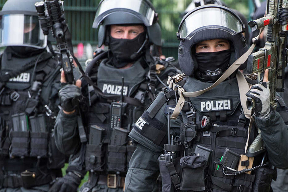 Polizisten hatten bereits am Dienstag Wohnungen durchsucht. Weder Waffen noch Sprengstoff wurden gefunden.