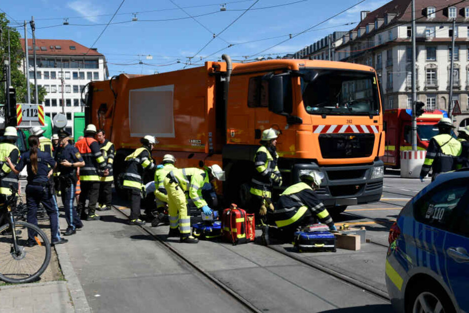 Der Fahrradfahrer wurde von der Vorderachse des Lastwagens überrollt.