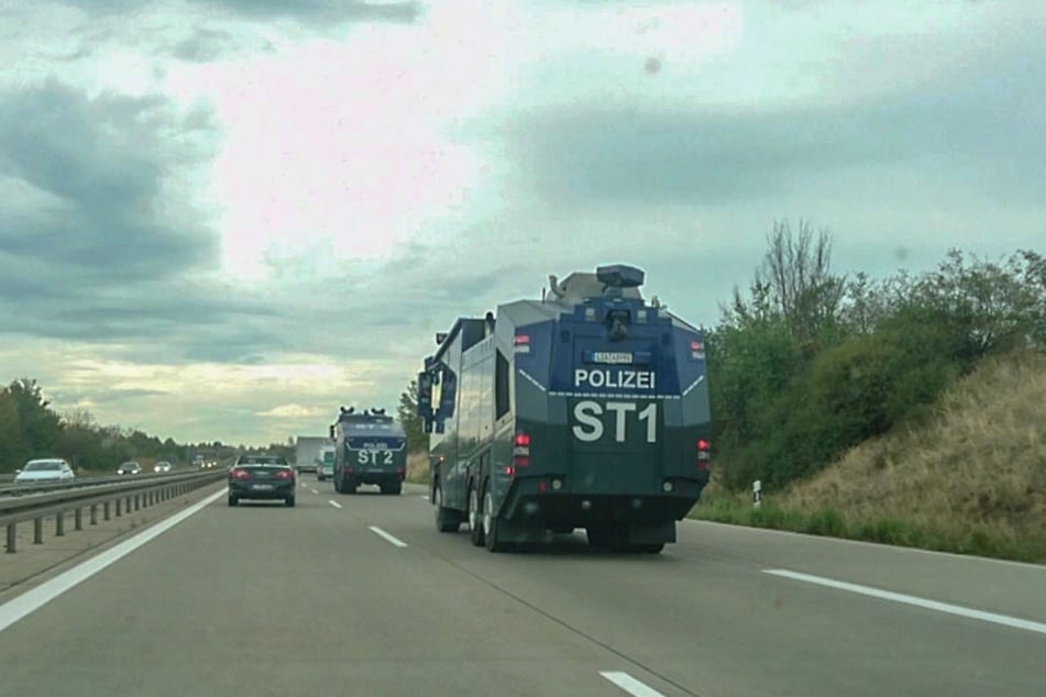 Blick auf die Autobahn 14: Mehrere Wasserwerfer haben sich am Montagnachmittag auf den Weg nach Köthen gemacht.
