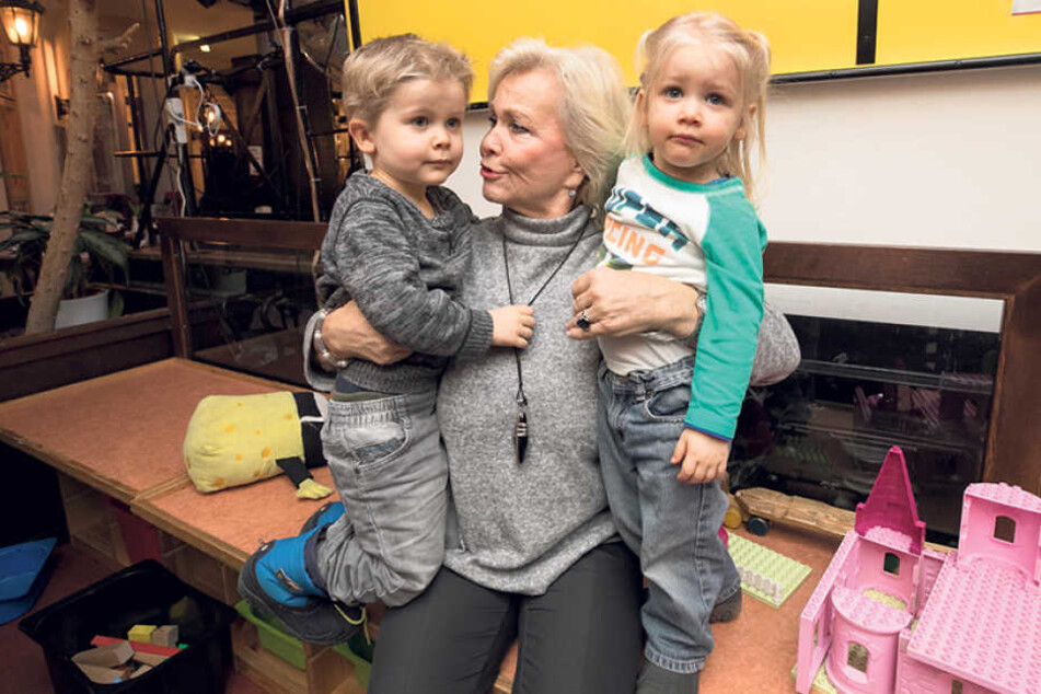 Die Enkel Björn (3) und Sarah (2) gratulieren Oma Dorit zum Geburtstag.