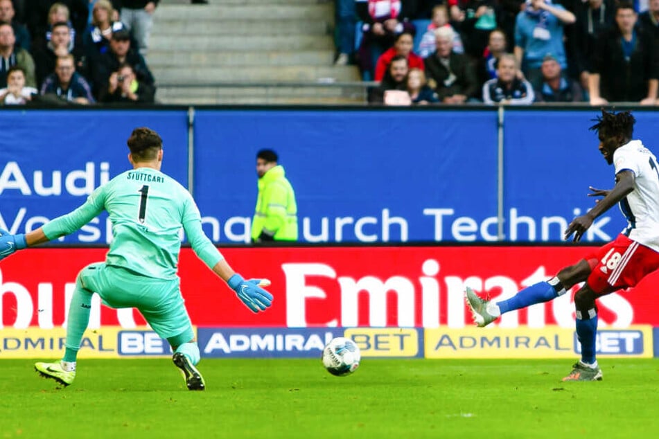 Hamburgs Bakery Jatta (r) trifft zum 2:0 für den HSV gegen den Torwart aus Stuttgart, Gregor Kobel.
