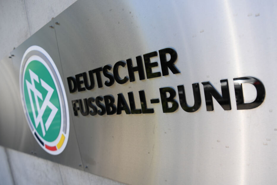 Das Sportgericht des Deutschen Fußball-Bundes (DFB) legte dem VfB Stuttgart eine Geldstrafe in Höhe von 98.000 Euro auf.