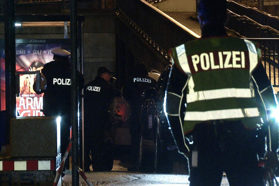 Spezialisten arbeiten am S-Bahnhof Slevogtstraße.