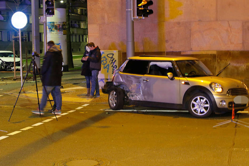 Der Mini wurde seitlich von dem VW getroffen.