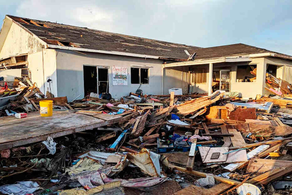 Trümmer liegen vor einem zerstörten Haus in Marsh Harbour (Symbolbild).