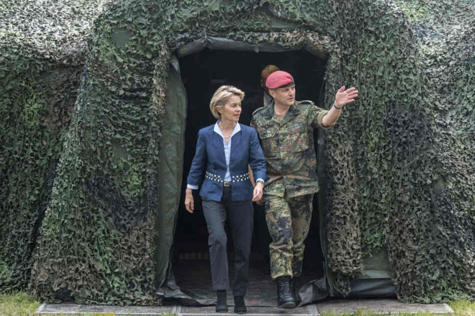 Ursula von der Leyen und Generalmajor Andreas Marlow, Divisionskommandeur der DSK.