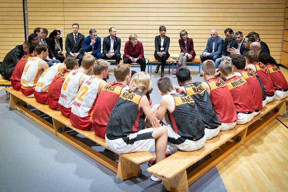 Mit dem Niners-Nachwuchs, OB Barbara Ludwig (56, SPD), Ministerpräsident Michael Kretschmer (43, CDU) und Vertretern der Stadt kam Bundeskanzlerin Angela Merkel (64, CDU) in der Hartmannhalle ins Gespräch.