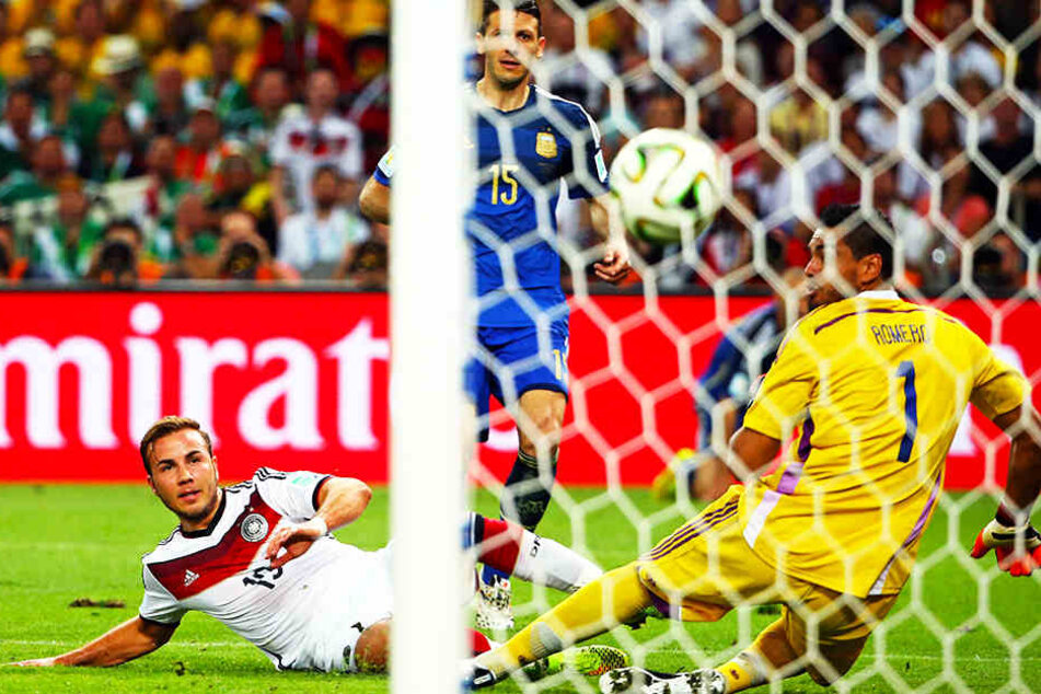 Es war sowohl sein, als auch Deutschlands größter fußballerischer Triumph in jüngster Vergangenheit: Mario Götze erzielt in der 113. Minute das WM-Final-Siegtor für Deutschland gegen Argentinien am 13. Juli 2014 im Maracanã in Rio de Janeiro.