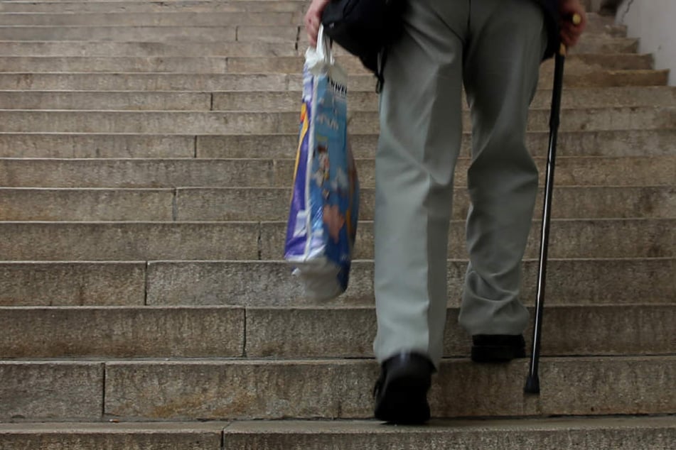 Der 63-Jährige musste mit seinem Einkauf bis in den neunten Stock gehen. (Symbolbild)