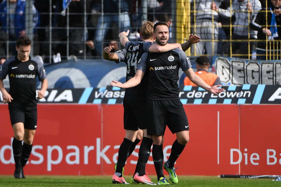 Jubel über die frühe Rostocker Führung: Hansa-Stürmer Pascal Breier (vorne-rechts) wird von seinen Teamkollegen nach seinem 1:0-Führungstreffer gefeiert.