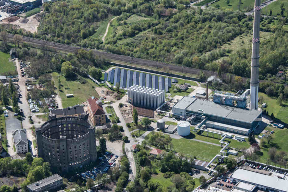 Der DREWAG-Schornstein wird jetzt nach und nach abgerissen.