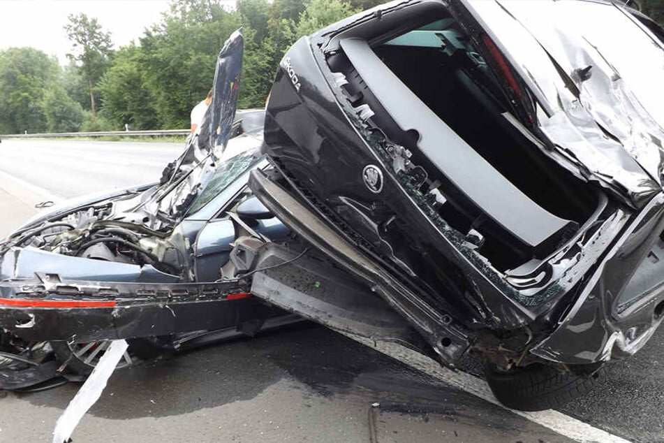 Beide Fahrer mussten nach dem schweren Crash ins Krankenhaus gebracht werden.