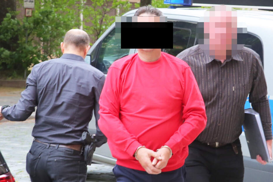 Der Vater, der seine Kinder umgebracht haben soll, auf dem Weg zum Haftrichter.