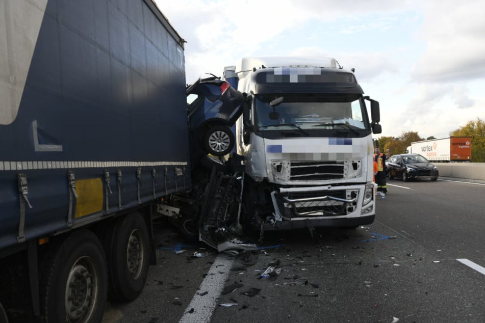 Pkw wurden zwischen zwei Lastwagen eingeklemmt, es entstand ein wahres Trümmerfeld.