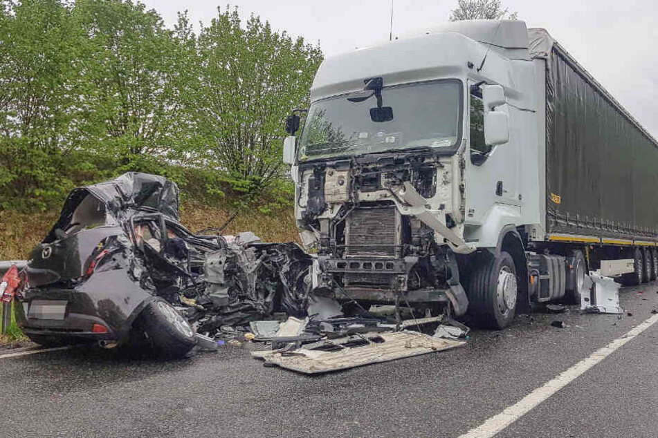 Der Mazda ist nur noch ein Wrack: Für den jungen Autofahrer kam jede Hilfe zu spät.