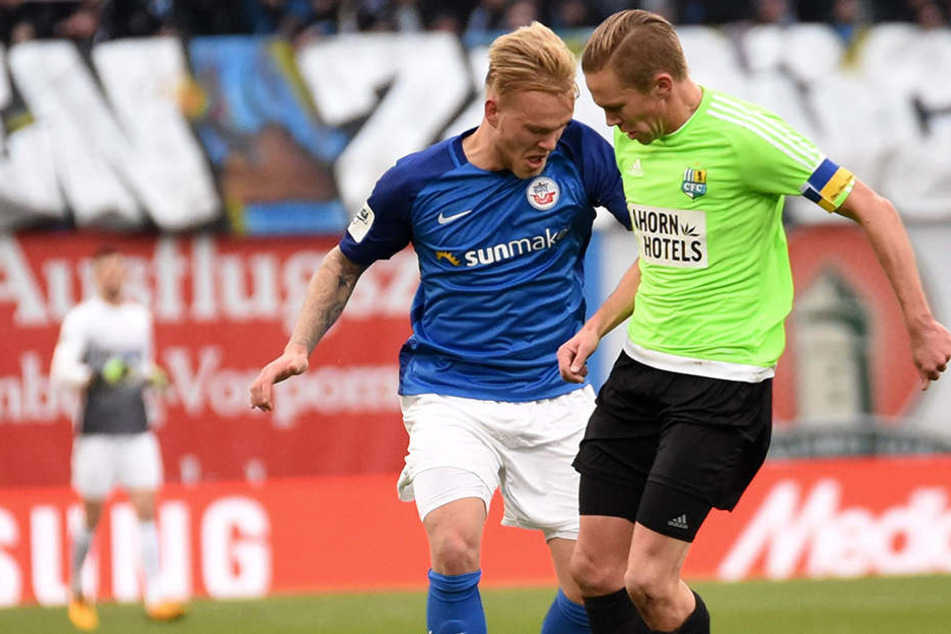 Im Zweikampf Bryan Henning (Hansa Rostock)
und Dennis Grote (Chemnitzer FC).