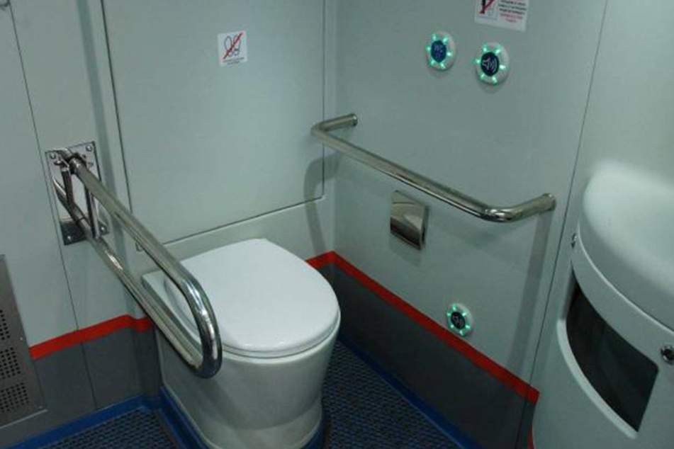 Die Bordtoilette benutze der Mann für seine ausgiebige Körperpflege.