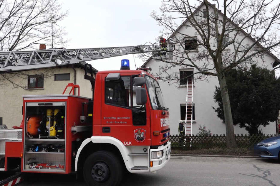 Die beiden Personen konnten sich nicht aus eigener Kraft befreien und wurden von den Feuerwehrleuten evakuiert.