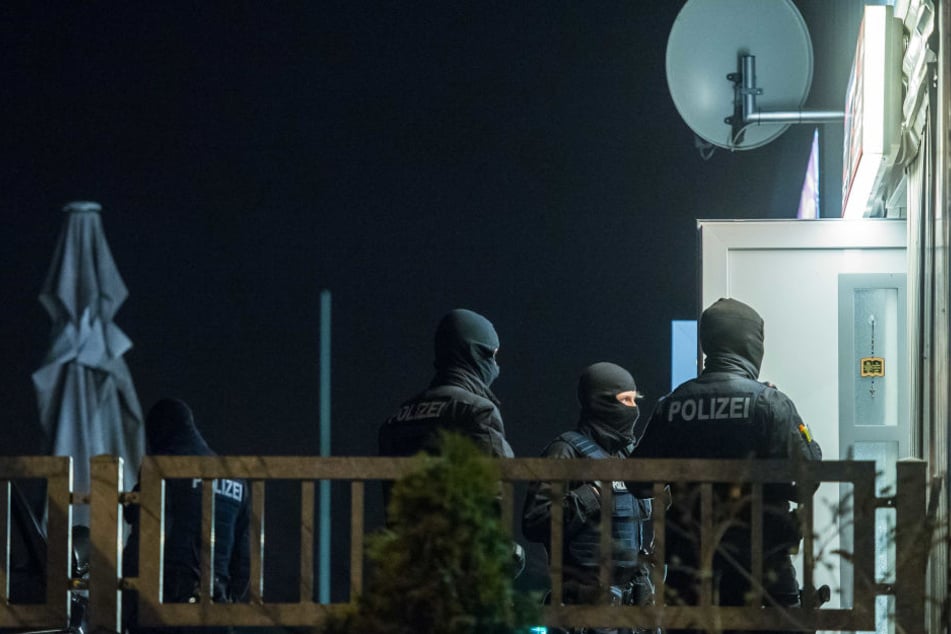 Die Beamten nahmen mehrere Gebäude unter die Lupe.