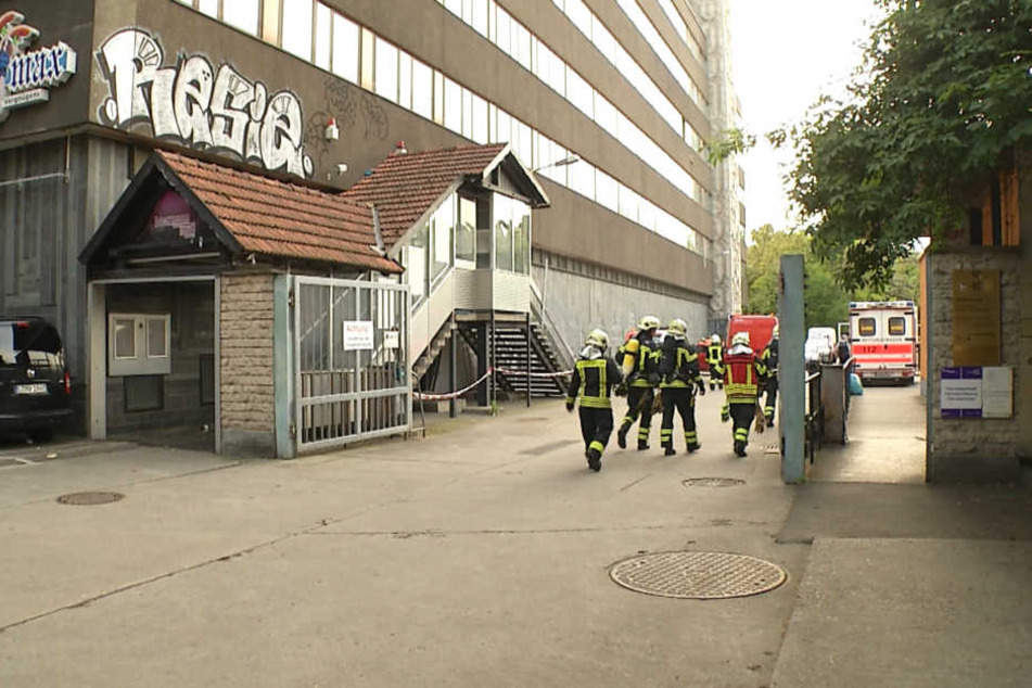 Einsatzkräfte der Feuerwehr betreten das Bürogebäude in der Großen Fleischergasse.