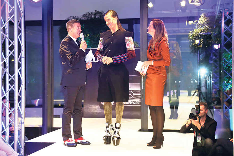 Joachim Llambi (52, l.) verliebte sich auf den ersten Blick in dieses Zwickauer Designer-Schuhmodell.