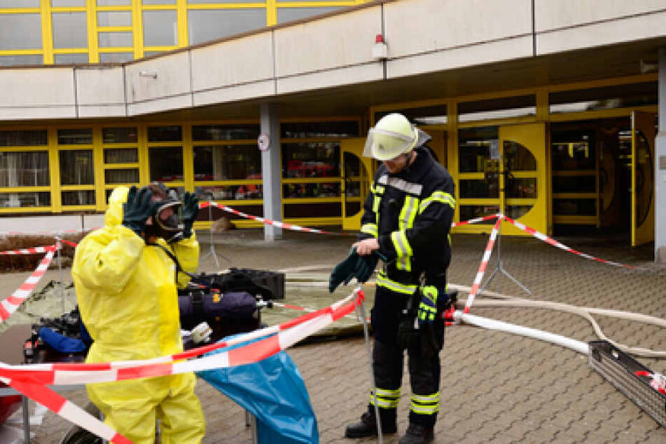 Feuerwehrmänner sichern in Nagold nach dem Austritt einer Chemikalie das Schulzentrum.