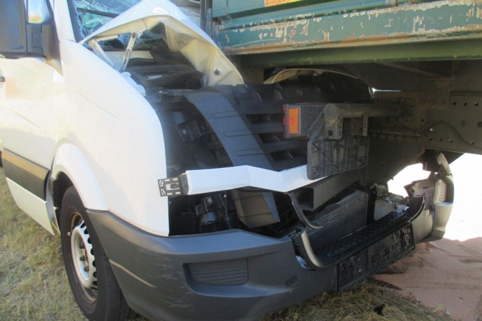 Der Wagen verkeilte sich komplett unter dem LKW.
