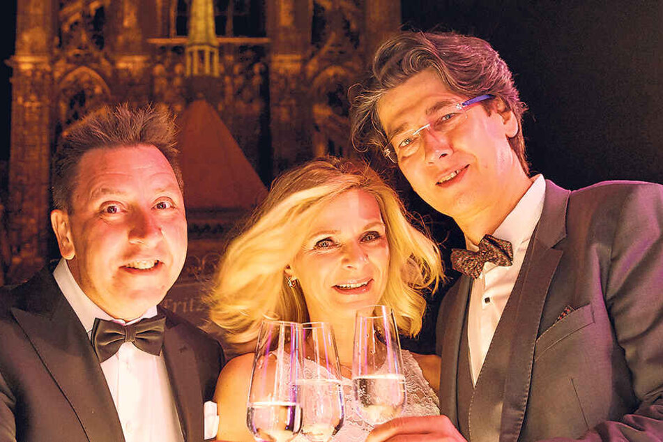 Stoßen vor der Albrechtsburg auf Utas Geburtstag an (v.l.): Thomas Böttcher (53), Uta Bresan (54) und ihr Mann Karsten Freund (53).
