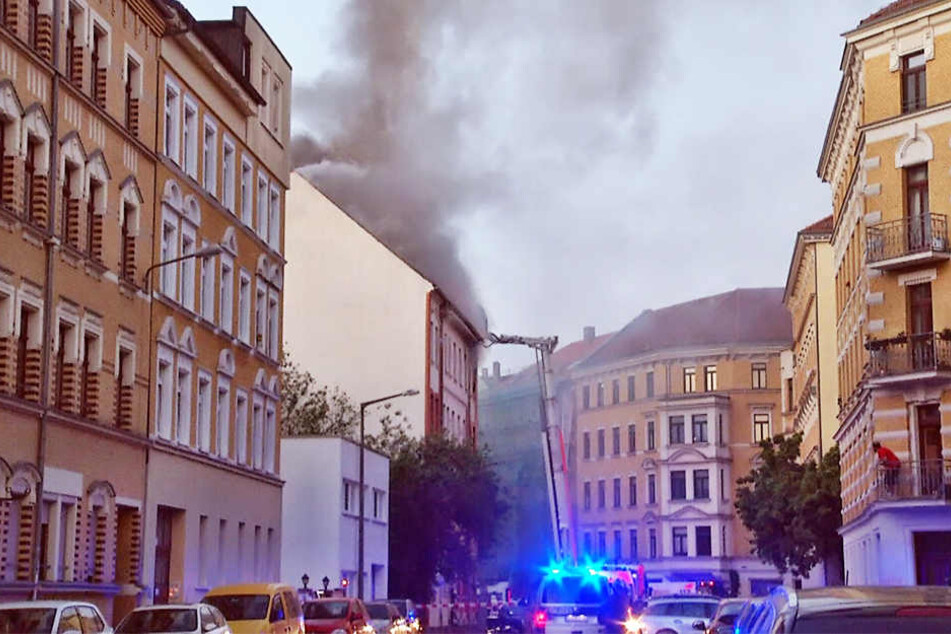 Eine riesige Rauchwolke stieg am Morgen im Leipziger Osten auf.