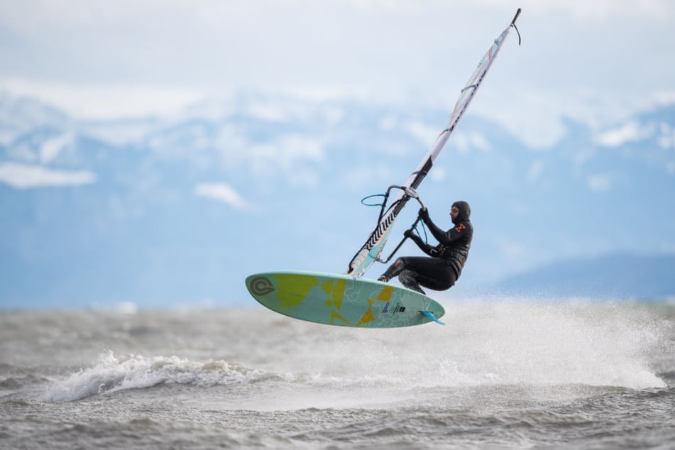 Für Surfer in Fischbach war Friederike ein Segen! Sie nutzten die Wellen am Bodensee, um ihren Lieblingssport nachzugehen.